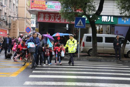 ���Ͱ�ȫ����ƽ������������5����ѧ���ٻ񡰺���ʡ������ͨ��ѧ�ڡ��ƺ�