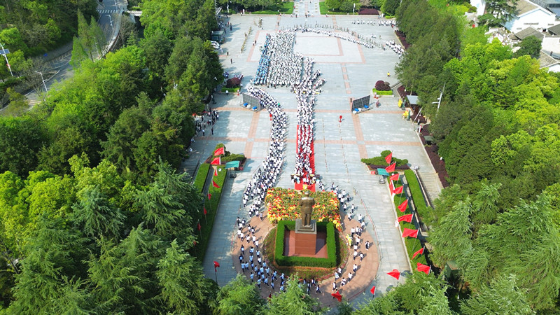 ������2200����ʦ����ɽ�У�׷Ѱΰ���㼣 ���к�ɫ����