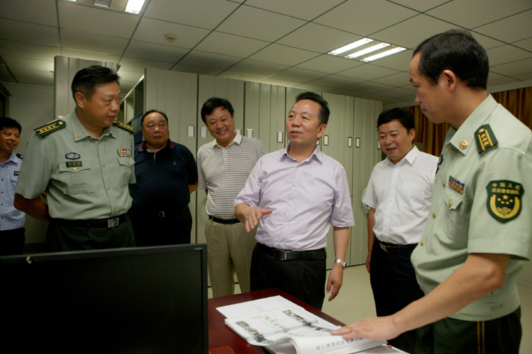 盛荣华刘和生李志坚李湘岳等慰问驻岳部队官兵和老红军老干部