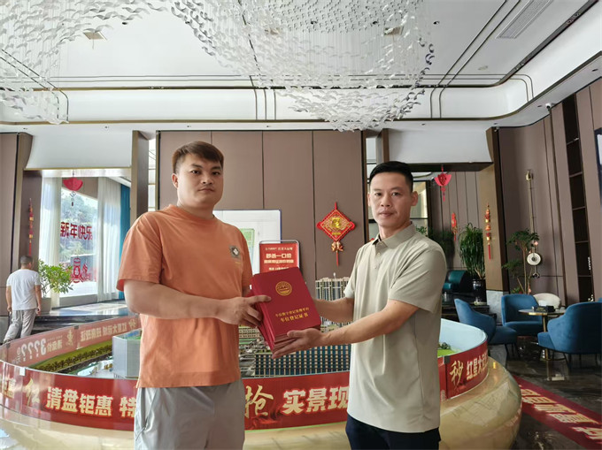 万昌房地产开发公司领取车位数字登记证书。受访单位供图