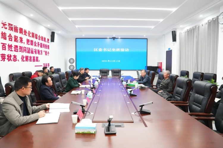 蒋春艳到区综治中心接待来访群众